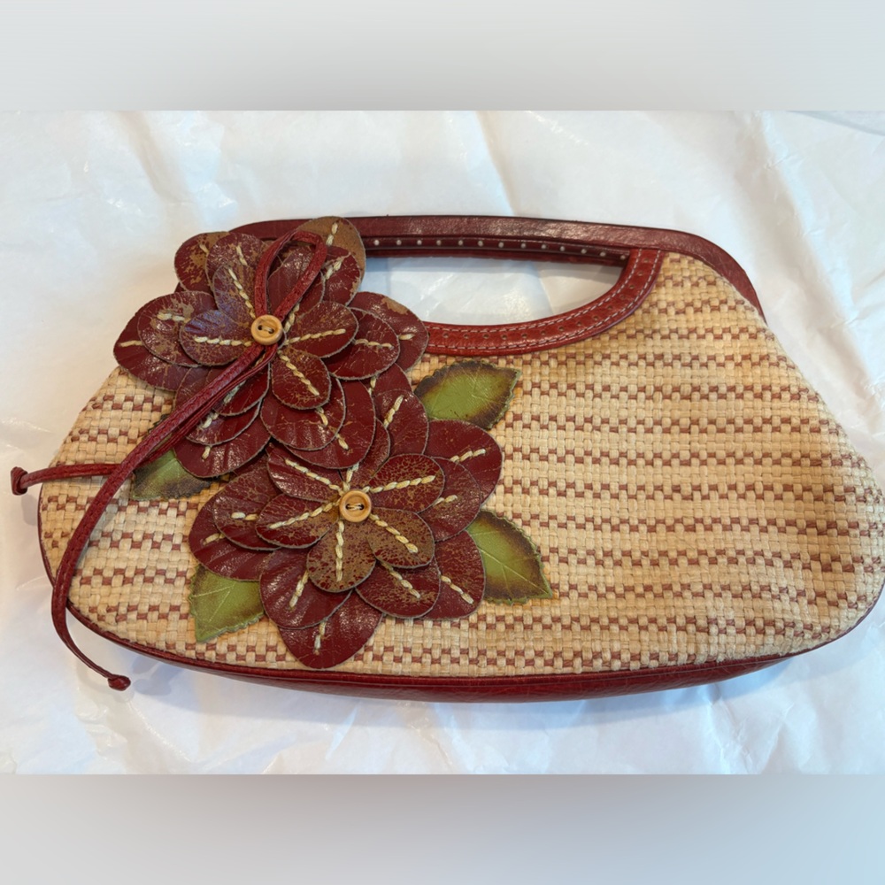 Isabella Fiore magnetic clutch